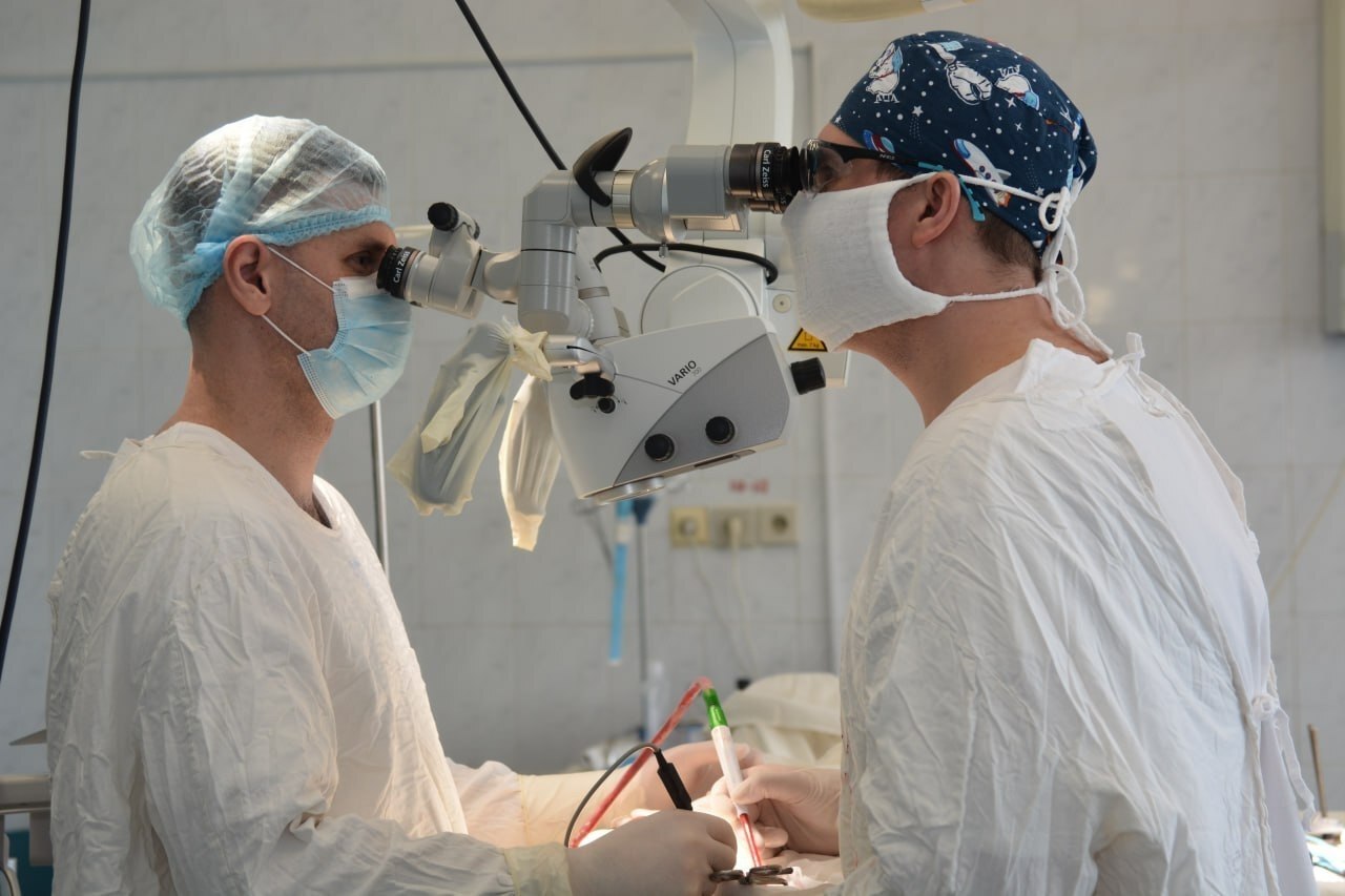 Показали высокий профессионализм в медицине: тольяттинские нейрохирурги провели сложную операцию пациентке с редкой патологией мозга