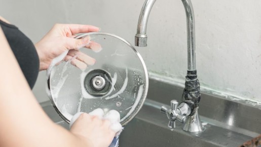 У хороших хозяек крышки от кастрюль всегда чистые: выручает этот копеечный раствор