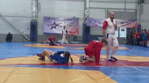В спортивном комплексе «Маяк» проходит турнир по самбо, приуроченный ко Всероссийскому дню самбо