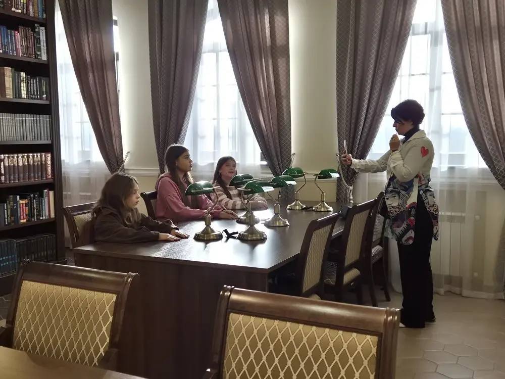 Несмотря на ветер и прохладную осеннюю погоду, лауреаты фестиваля молодежной журналистики «Свой взгляд» сегодня изучают Тольятти! Несмотря на ветер и прохладную осеннюю погоду, лауреаты фестиваля молодежной журналистики «Свой взгляд» сегодня изучают Тольятти!