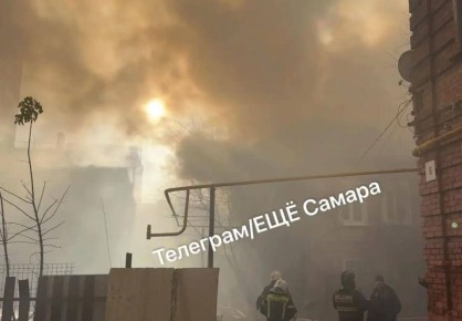 Сильный пожар тушат на улице Никитинской в Самаре