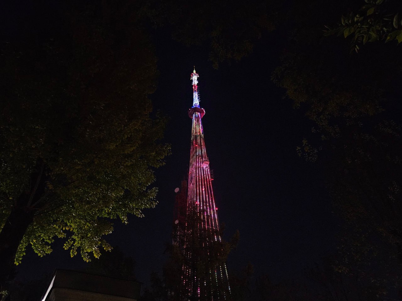 Суббота подходит к концу — яркий свет телебашни озаряет ясное ночное небо Самары