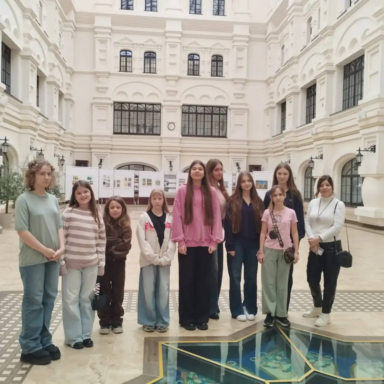 Несмотря на ветер и прохладную осеннюю погоду, лауреаты фестиваля молодежной журналистики «Свой взгляд» сегодня изучают Тольятти! Несмотря на ветер и прохладную осеннюю погоду, лауреаты фестиваля молодежной журналистики «Свой взгляд» сегодня изучают Тольятти!