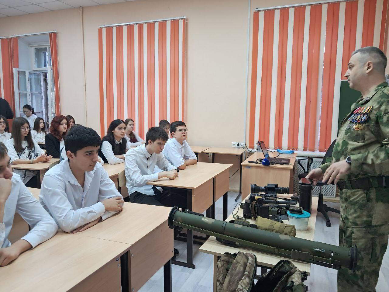 Урок мужества с героем: встреча с ветераном СВО прошла в Самарской общеобразовательной школе №15 имени Н. А. Хардиной Урок мужества с героем: встреча с ветераном СВО прошла в Самарской общеобразовательной школе №15 имени Н. А. Хардиной