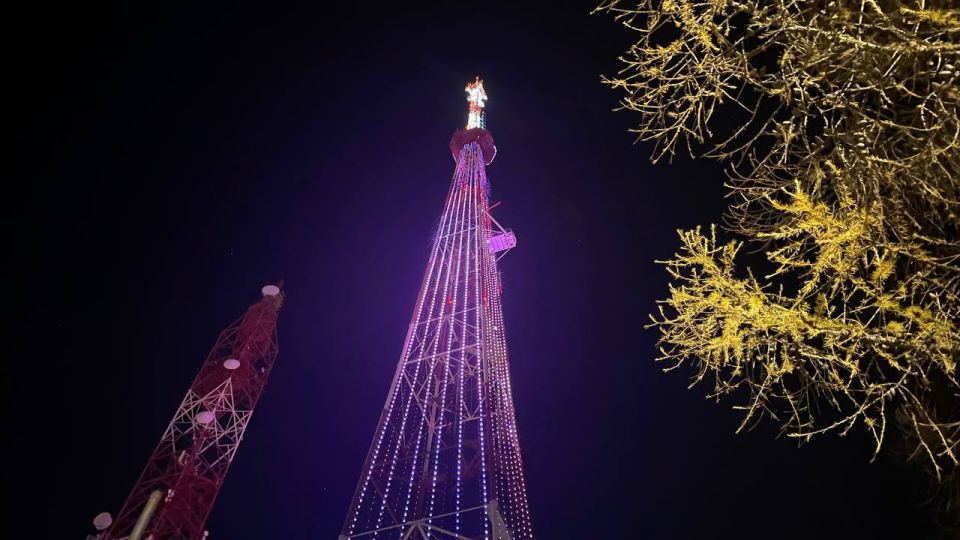 В этот вечер воскресенья огни телебашни вновь осветили город, символизируя завершение недели