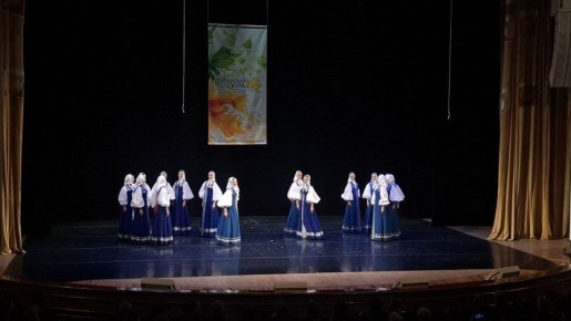 В Самаре проходит выступление знаменитого коллектива «Берёзка» имени Н.С. Надеждиной. Уже 77 лет артисты показывают зрителям истинную красоту русской народной хореографии