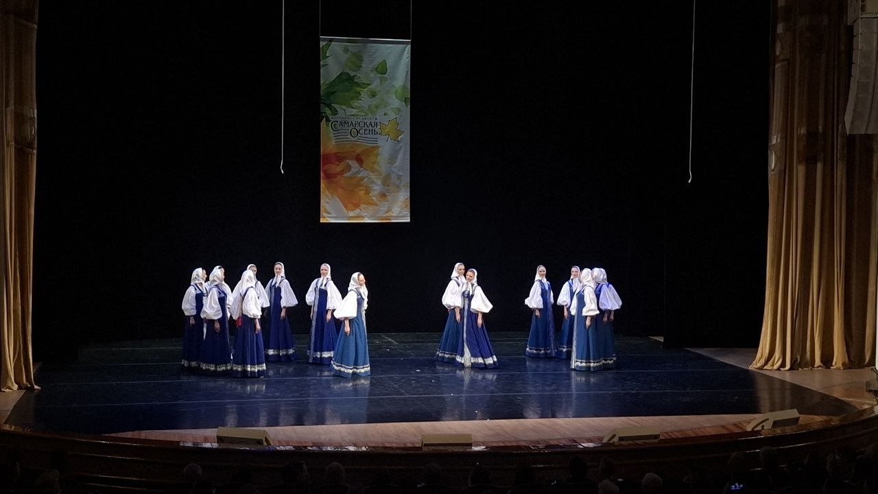 В Самаре проходит выступление знаменитого коллектива «Берёзка» имени Н.С. Надеждиной. Уже 77 лет артисты показывают зрителям истинную красоту русской народной хореографии