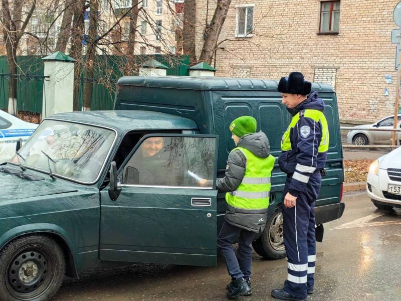 В Сызрани сотрудники Госавтоинспекции совместно с отрядом ЮИД и Центром по профилактике детского дорожно-транспортного травматизма провели акцию «Ангел в дорогу», приуроченную ко Дню памяти жертв ДТП