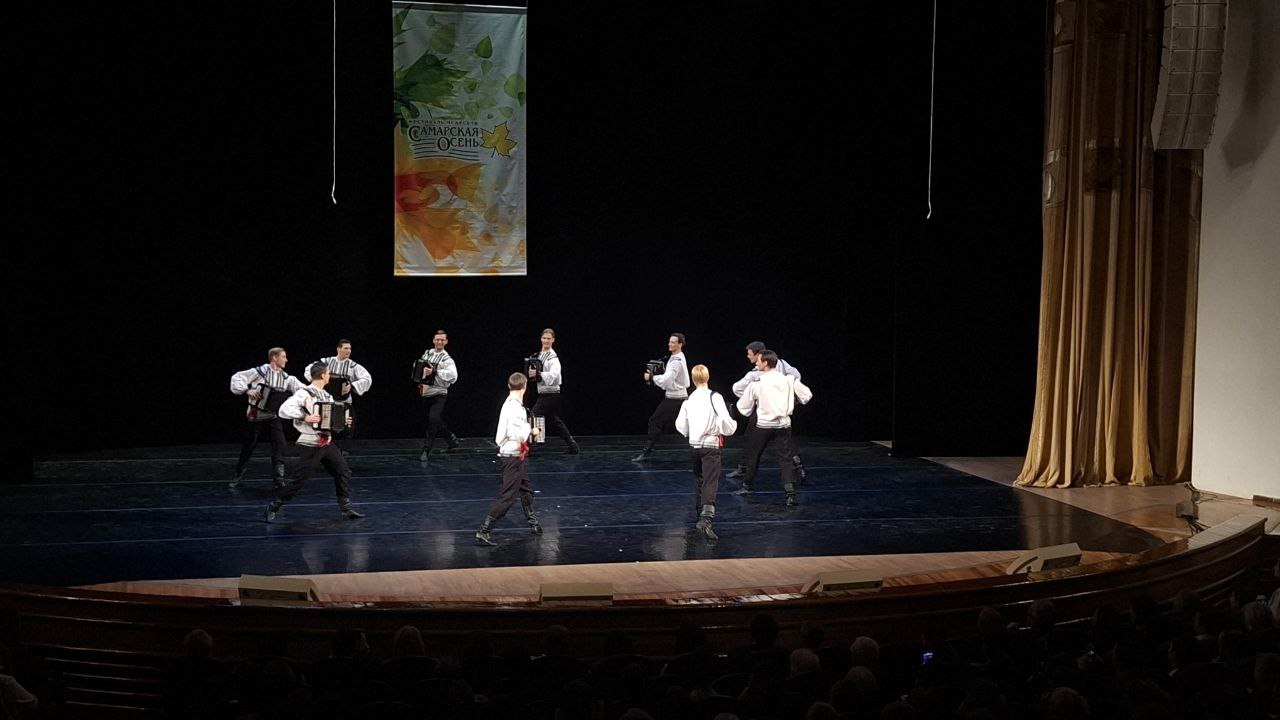В Самаре проходит выступление знаменитого коллектива «Берёзка» имени Н.С. Надеждиной. Уже 77 лет артисты показывают зрителям истинную красоту русской народной хореографии В Самаре проходит выступление знаменитого коллектива «Берёзка» имени Н.С. Надеждиной. Уже 77 лет артисты показывают зрителям истинную красоту русской народной хореографии