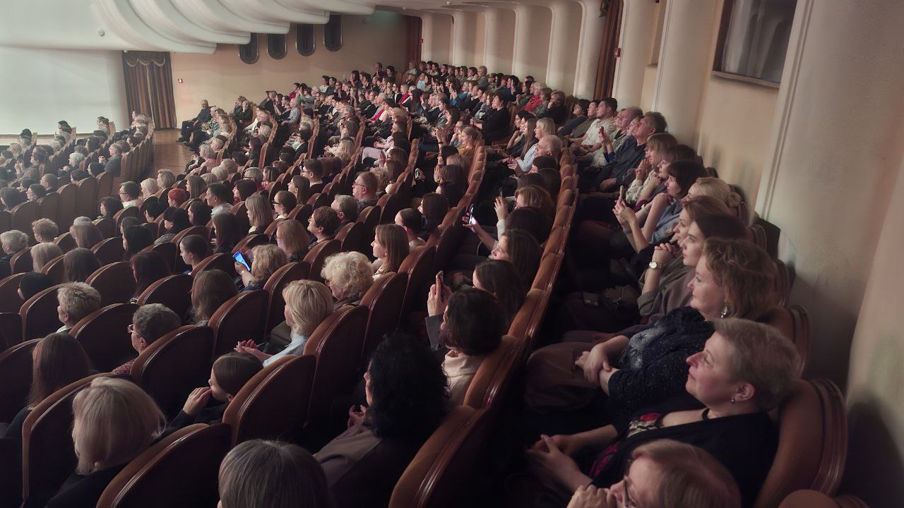 В Самаре проходит выступление знаменитого коллектива «Берёзка» имени Н.С. Надеждиной. Уже 77 лет артисты показывают зрителям истинную красоту русской народной хореографии В Самаре проходит выступление знаменитого коллектива «Берёзка» имени Н.С. Надеждиной. Уже 77 лет артисты показывают зрителям истинную красоту русской народной хореографии