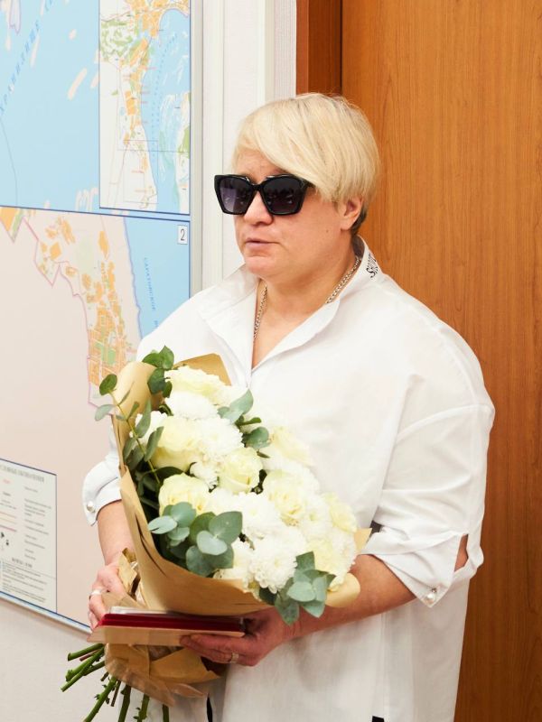 Еще один важный момент городской планёрки — поздравление Ирины Демасовой с победой на Чемпионате мира по пауэрлифтингу спорта слепых