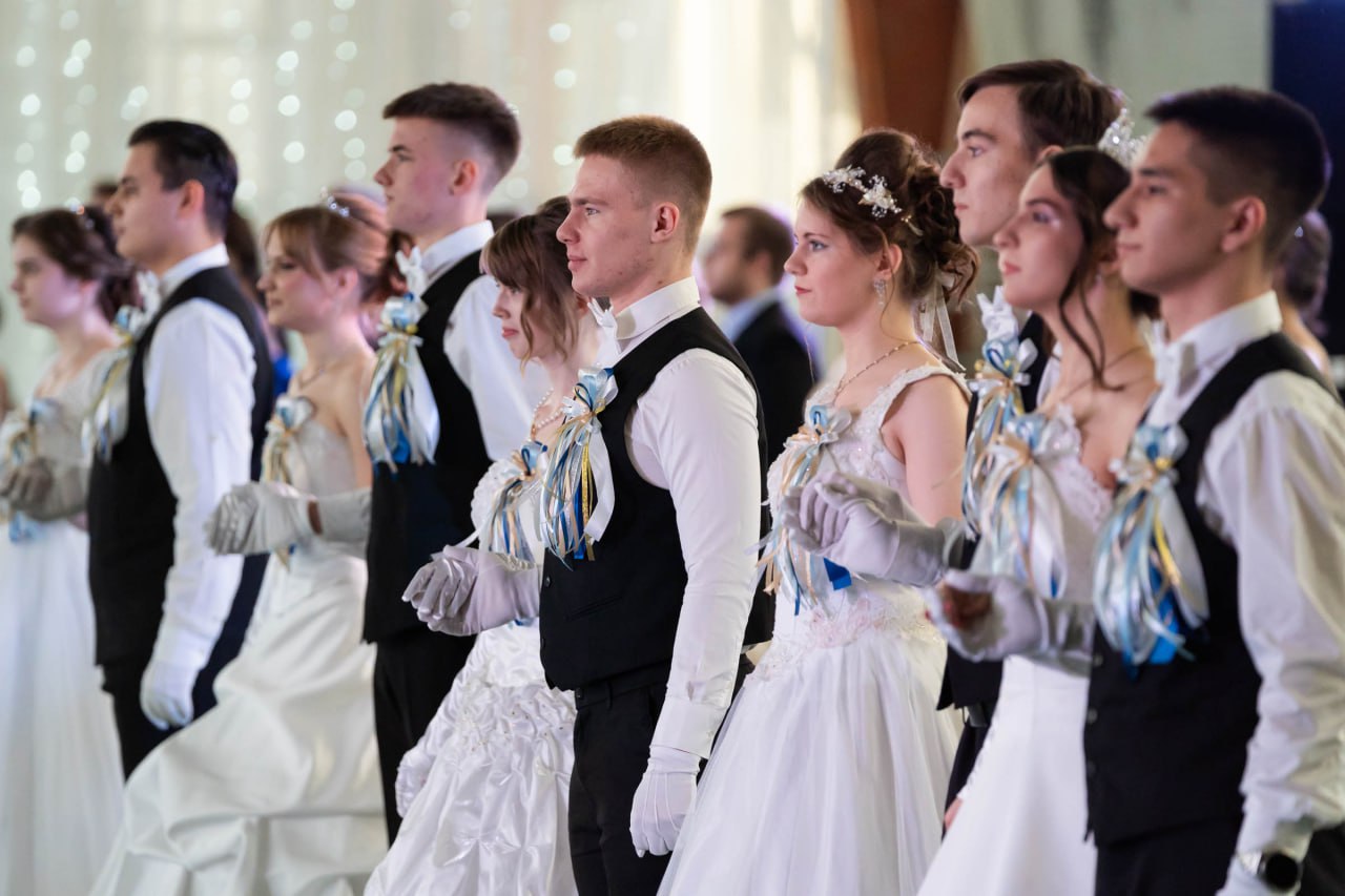 Раз в год манеж Самарского университета им. Королёва превращается в дворцовую залу Раз в год манеж Самарского университета им. Королёва превращается в дворцовую залу