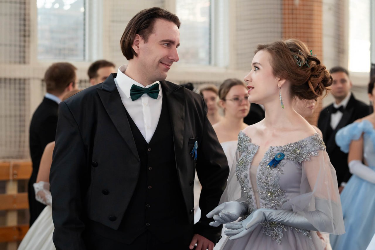 Раз в год манеж Самарского университета им. Королёва превращается в дворцовую залу Раз в год манеж Самарского университета им. Королёва превращается в дворцовую залу