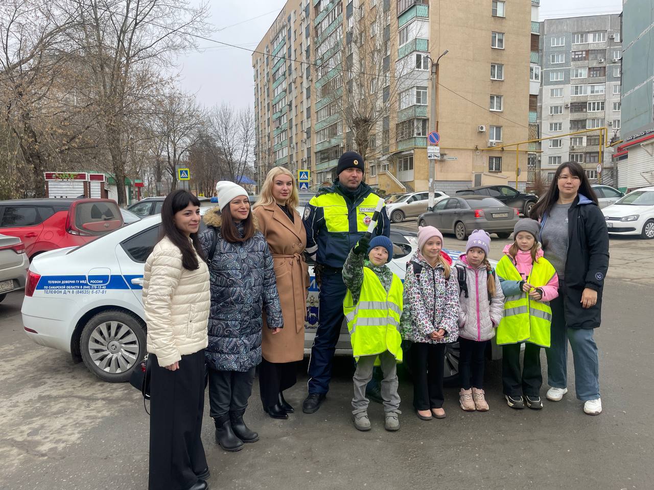 Сотрудники Госавтоинспекции города Новокуйбышевск вместе с родителями и учениками ГБОУ ООШ №20 организовали акцию «Родительский патруль»