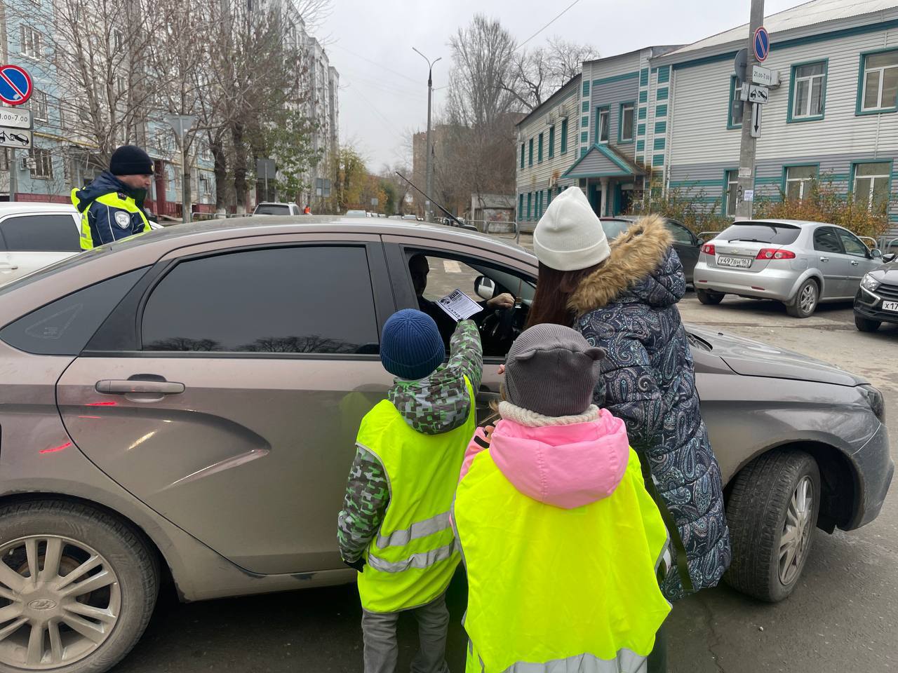 Сотрудники Госавтоинспекции города Новокуйбышевск вместе с родителями и учениками ГБОУ ООШ №20 организовали акцию «Родительский патруль» Сотрудники Госавтоинспекции города Новокуйбышевск вместе с родителями и учениками ГБОУ ООШ №20 организовали акцию «Родительский патруль»