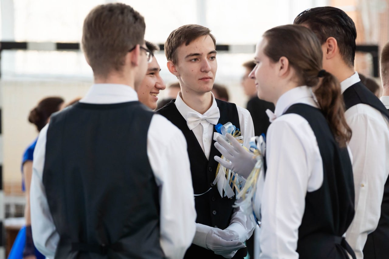 Раз в год манеж Самарского университета им. Королёва превращается в дворцовую залу Раз в год манеж Самарского университета им. Королёва превращается в дворцовую залу