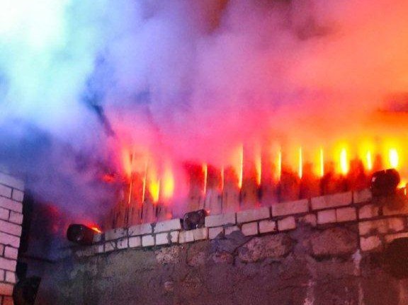 Пожар в Самарской области поглотил 30 квадратных метров кровли жилого дома