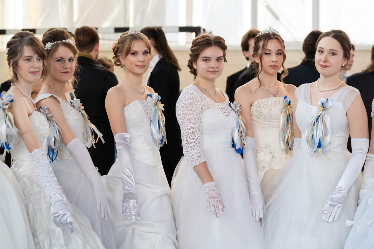 Раз в год манеж Самарского университета им. Королёва превращается в дворцовую залу Раз в год манеж Самарского университета им. Королёва превращается в дворцовую залу