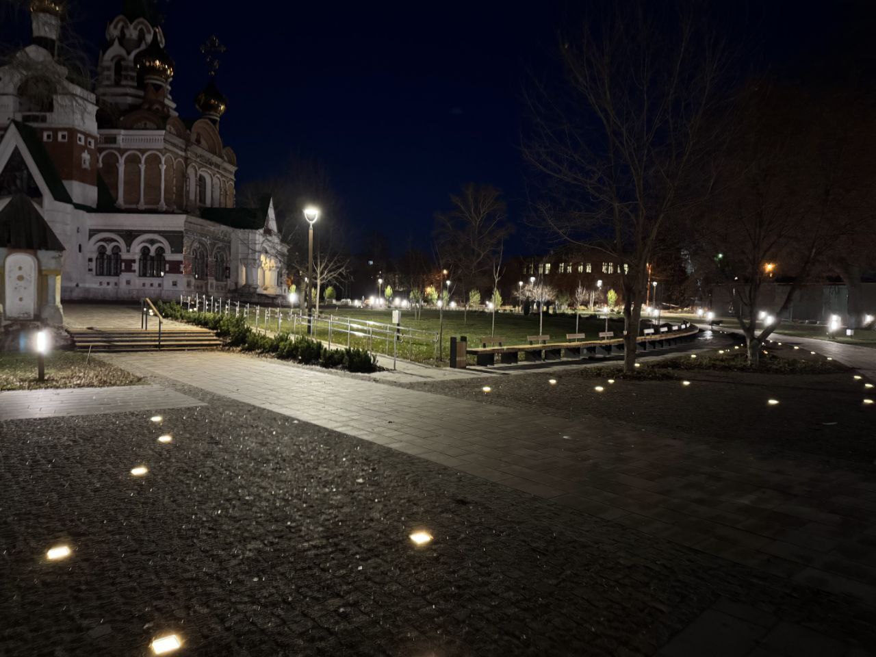 Как стало удобно и комфортно гулять в сквере у храма Сергея Радонежского в Чапаевске Как стало удобно и комфортно гулять в сквере у храма Сергея Радонежского в Чапаевске