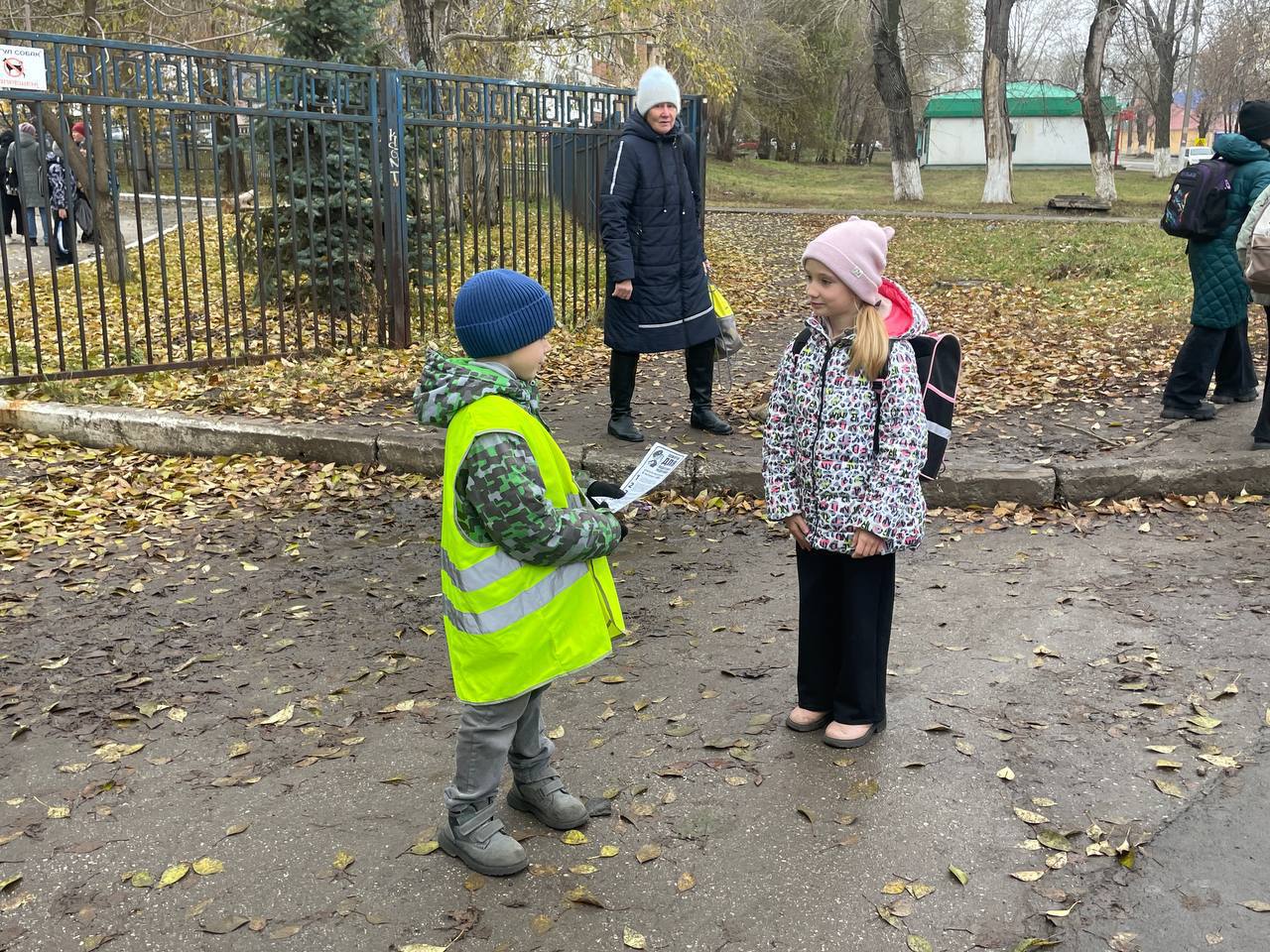 Сотрудники Госавтоинспекции города Новокуйбышевск вместе с родителями и учениками ГБОУ ООШ №20 организовали акцию «Родительский патруль» Сотрудники Госавтоинспекции города Новокуйбышевск вместе с родителями и учениками ГБОУ ООШ №20 организовали акцию «Родительский патруль»