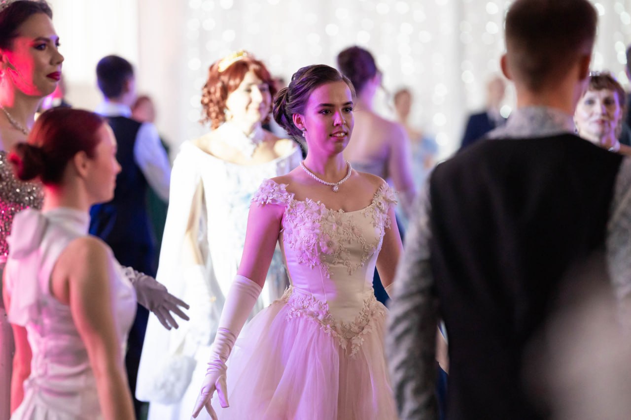 Раз в год манеж Самарского университета им. Королёва превращается в дворцовую залу Раз в год манеж Самарского университета им. Королёва превращается в дворцовую залу