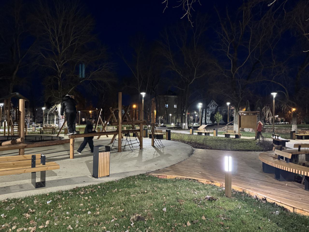 Как стало удобно и комфортно гулять в сквере у храма Сергея Радонежского в Чапаевске