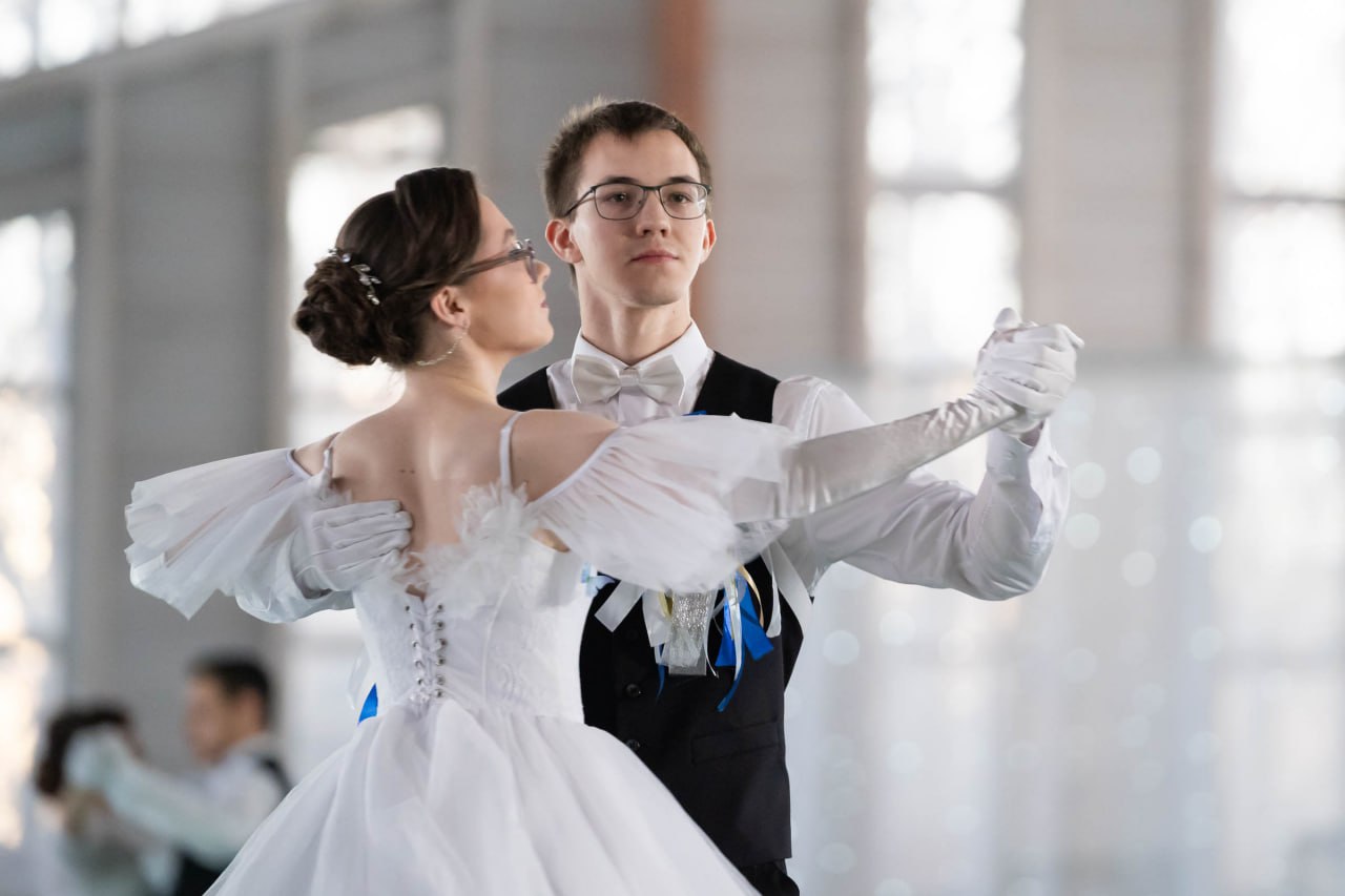 Раз в год манеж Самарского университета им. Королёва превращается в дворцовую залу Раз в год манеж Самарского университета им. Королёва превращается в дворцовую залу