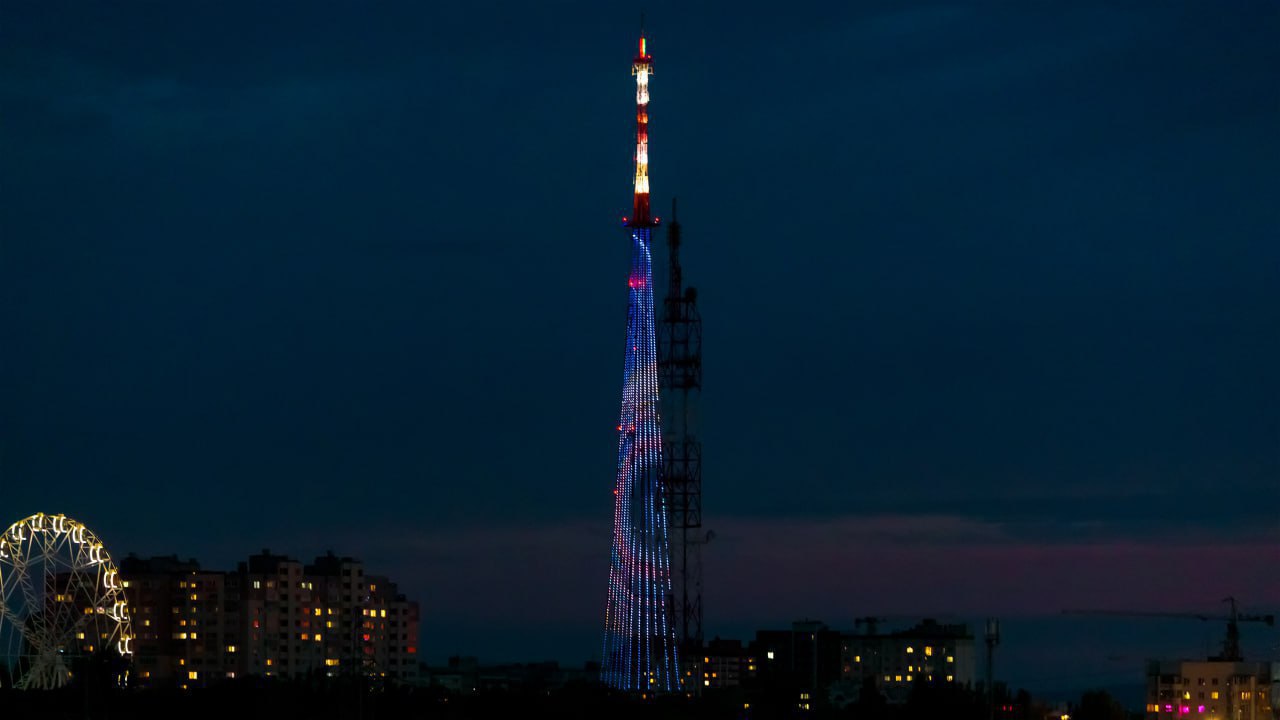 Завершаем понедельник замечательным и ярким видом — телебашня освещает всю Самару своим завораживающим светом
