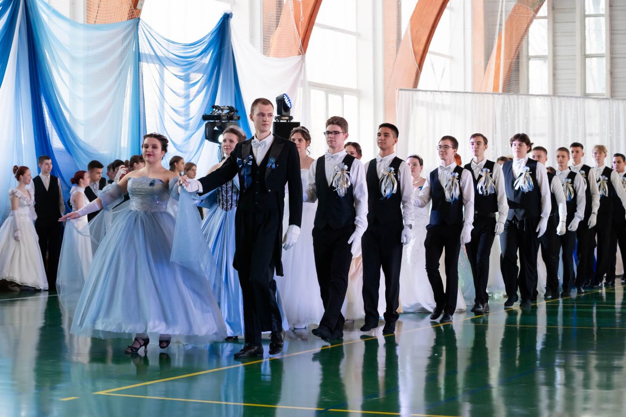 Раз в год манеж Самарского университета им. Королёва превращается в дворцовую залу Раз в год манеж Самарского университета им. Королёва превращается в дворцовую залу