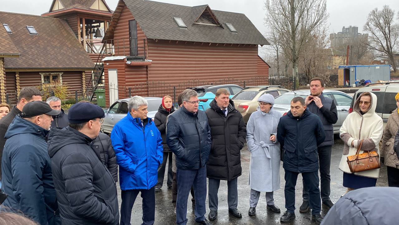 На выездном заседании комитета по развитию городской инфраструктуры, ЖКХ и экологии Самарской городской Думы народные избранники оценили ситуацию на Хлебной площади, где продолжается благоустройство территории На выездном заседании комитета по развитию городской инфраструктуры, ЖКХ и экологии Самарской городской Думы народные избранники оценили ситуацию на Хлебной площади, где продолжается благоустройство территории