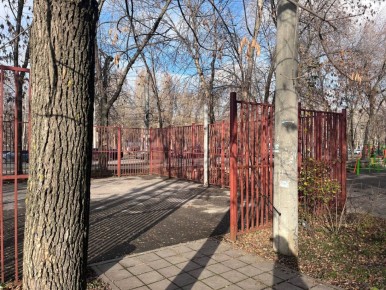 Жители Самары обеспокоены состоянием баскетбольной площадки во дворе возле дома номер 31 на улице Стара-Загора