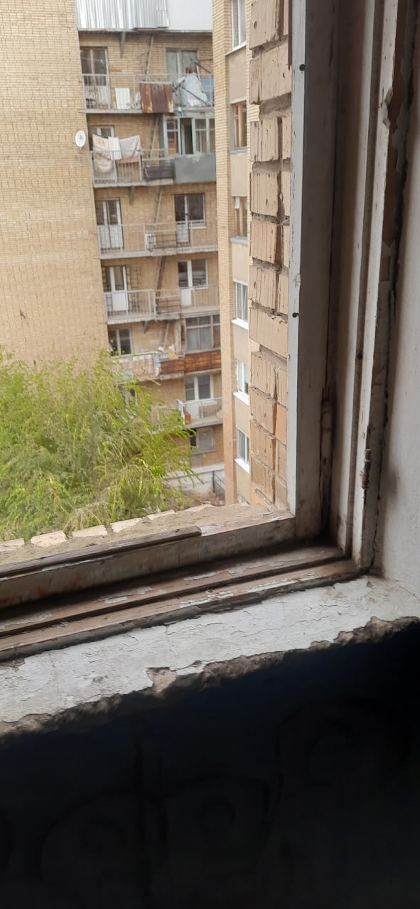 Жители дома 86 по улице Ташкентская жалуются на разбитые окна в подъезде Жители дома 86 по улице Ташкентская жалуются на разбитые окна в подъезде