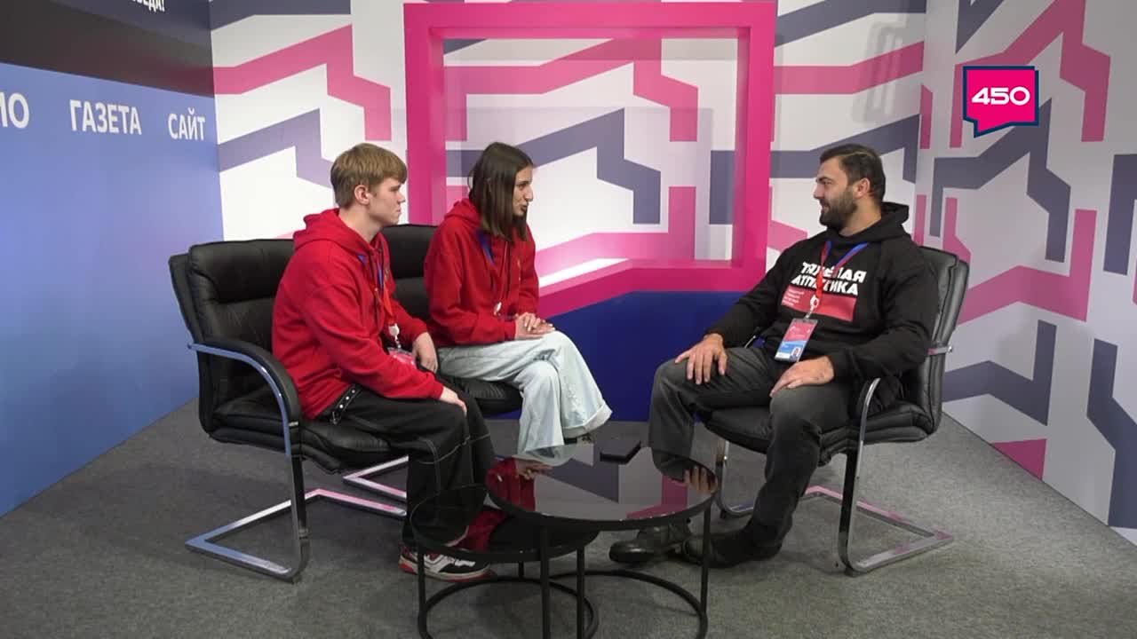 Юные ведущие «МоЁжТВ» пообщались в выездной студии медиаагентства «Самара 450» на форуме «Россия — спортивная держава» с олимпийским чемпионом по тяжелой атлетике Дмитрием Берестовым