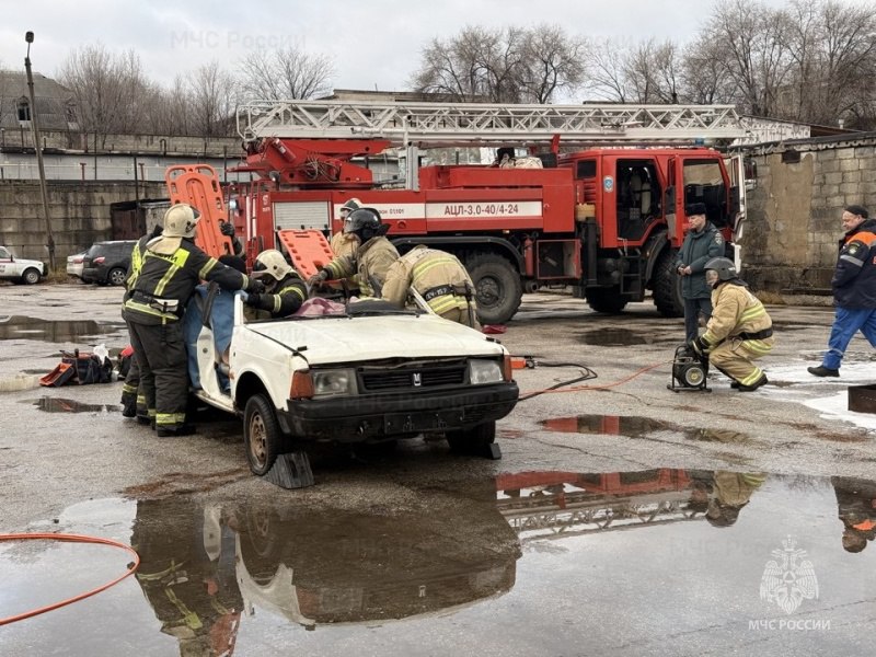 Пожарные 31 отряда отработали навыки ликвидации последствий ДТП в Тольятти Пожарные 31 отряда отработали навыки ликвидации последствий ДТП в Тольятти