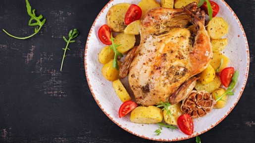 Никогда не выбрасывайте кожицу: при запекании курицы с картошкой отлично заменит масло