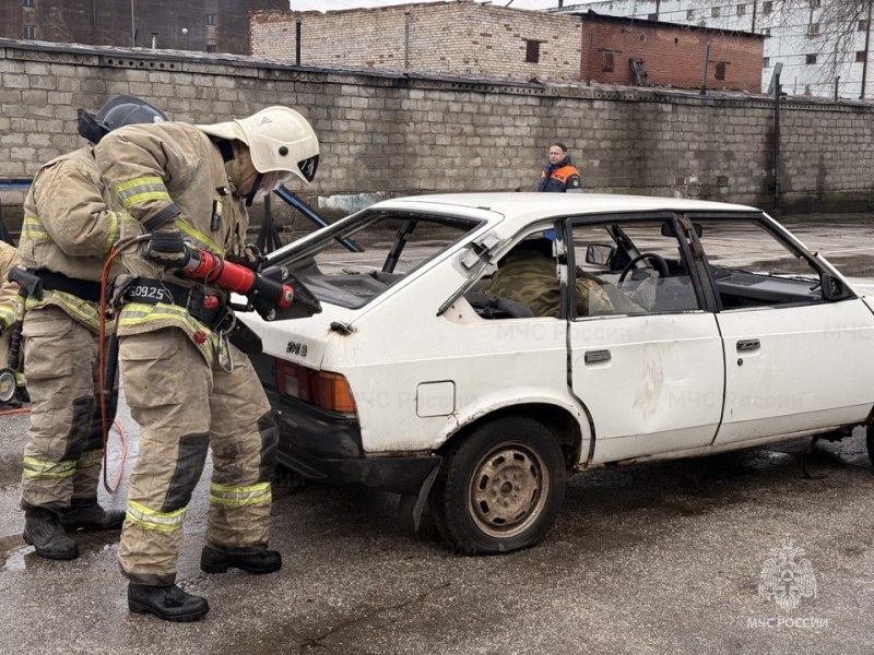 Пожарные 31 отряда отработали навыки ликвидации последствий ДТП в Тольятти Пожарные 31 отряда отработали навыки ликвидации последствий ДТП в Тольятти