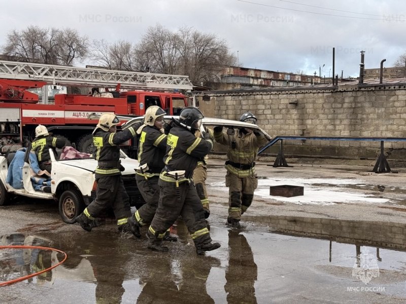 Пожарные 31 отряда отработали навыки ликвидации последствий ДТП в Тольятти Пожарные 31 отряда отработали навыки ликвидации последствий ДТП в Тольятти