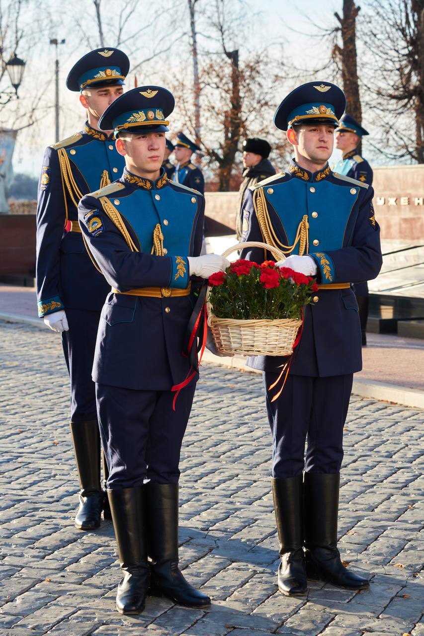 В Сызрани открыли мемориальную плиту лётчику-истребителю Николаю Шутову В Сызрани открыли мемориальную плиту лётчику-истребителю Николаю Шутову