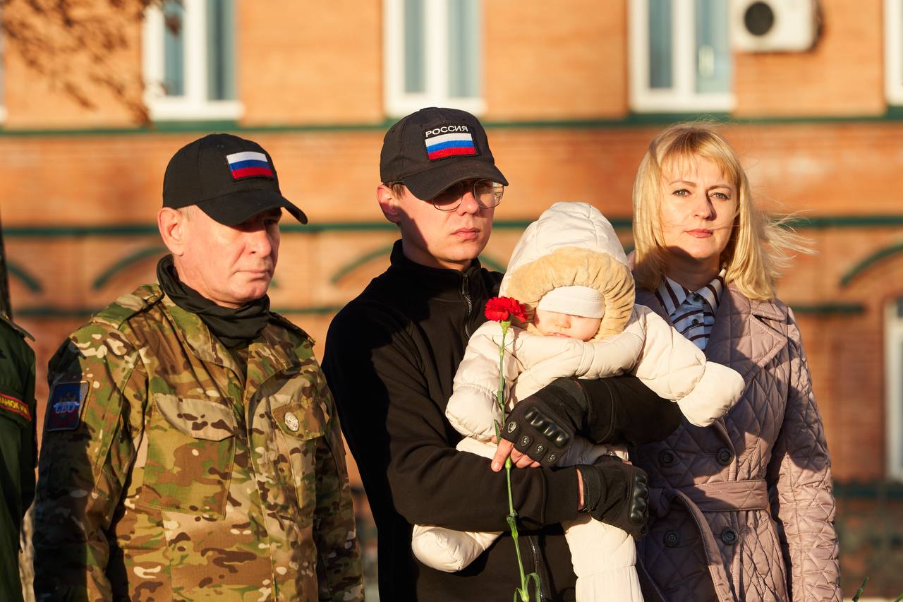 В Сызрани открыли мемориальную плиту лётчику-истребителю Николаю Шутову В Сызрани открыли мемориальную плиту лётчику-истребителю Николаю Шутову
