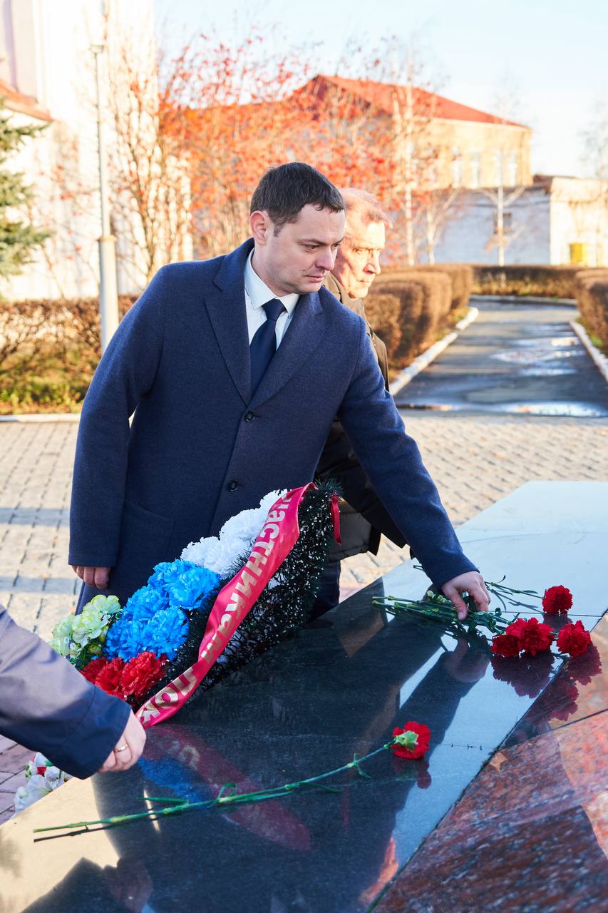 В Сызрани открыли мемориальную плиту лётчику-истребителю Николаю Шутову В Сызрани открыли мемориальную плиту лётчику-истребителю Николаю Шутову