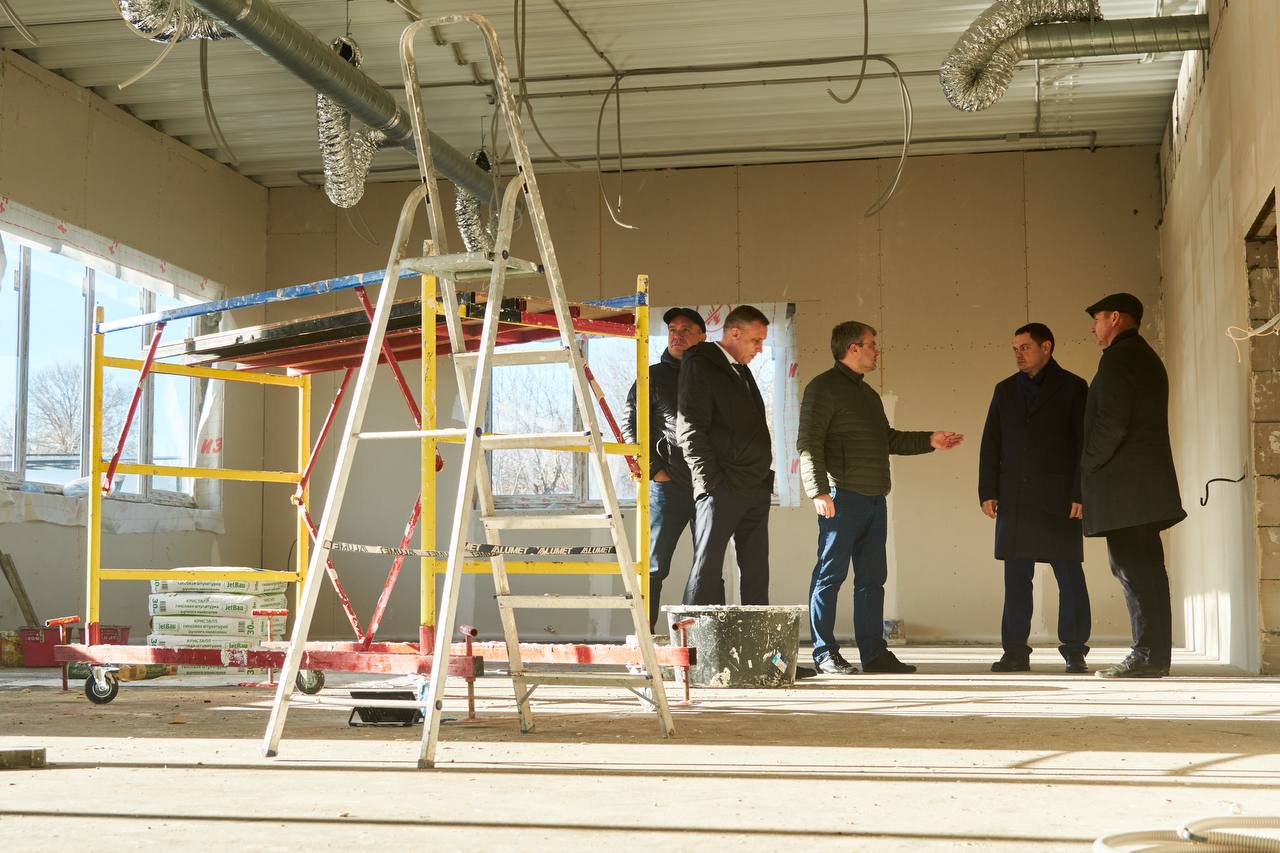 19 ноября глава города Сергей Володченков в рамках рабочего визита вице-губернатора Самарской области Дмитрия Яковлева проверил ход строительных работ физкультурно-оздоровительного комплекса на улице Вавилова 19 ноября глава города Сергей Володченков в рамках рабочего визита вице-губернатора Самарской области Дмитрия Яковлева проверил ход строительных работ физкультурно-оздоровительного комплекса на улице Вавилова