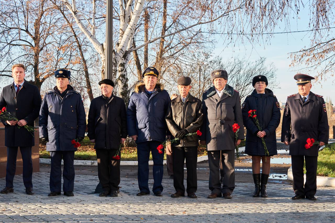В Сызрани открыли мемориальную плиту лётчику-истребителю Николаю Шутову В Сызрани открыли мемориальную плиту лётчику-истребителю Николаю Шутову