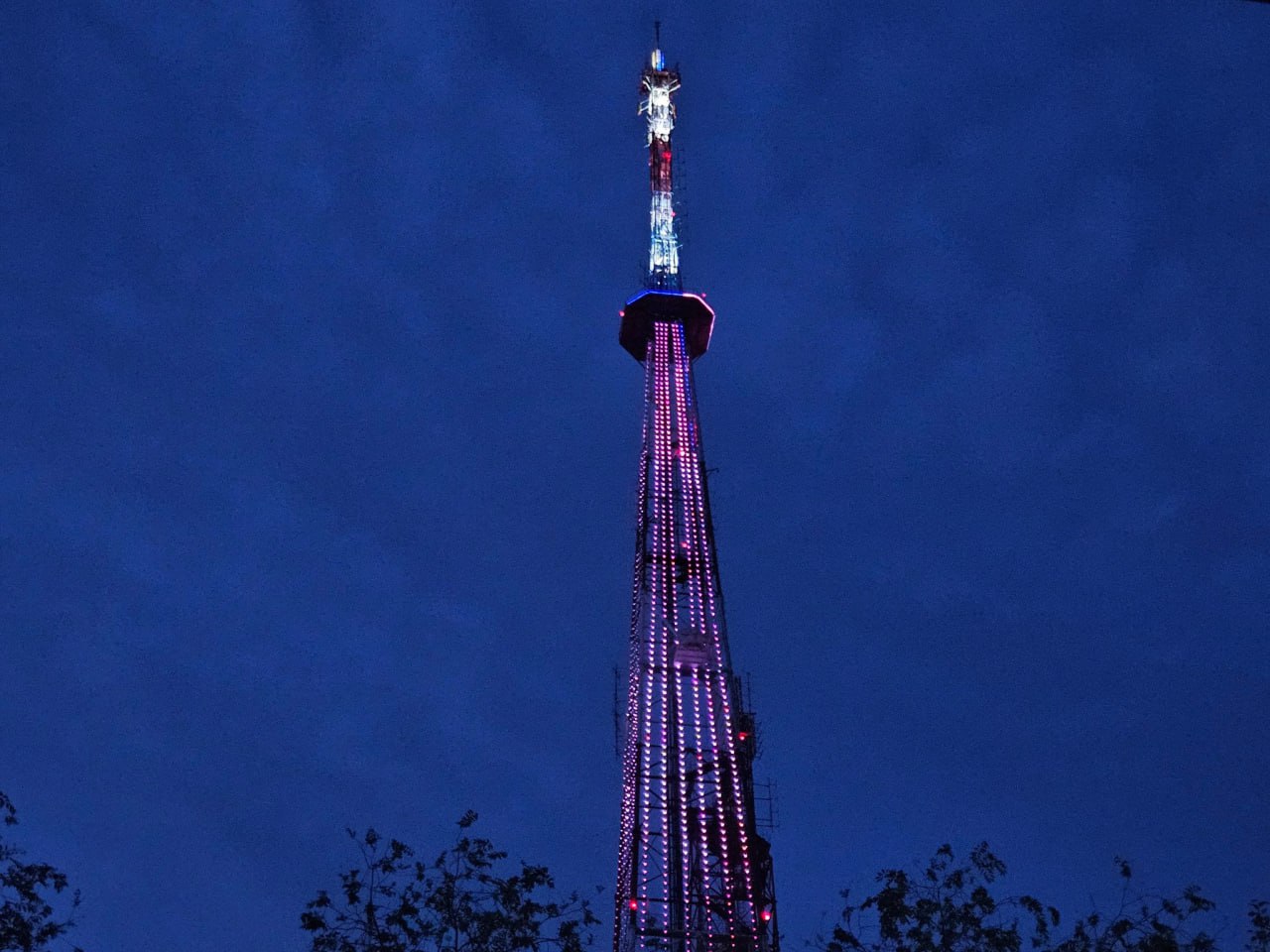 Завершая четверг, мы наслаждаемся яркими огнями телебашни, которые уже освещают нашу любимую областную столицу