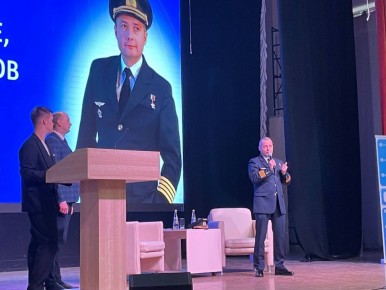 В Самарском университете им. Королева проходит встреча студентов с Героем России, летчиком Дамиром Юсуповым