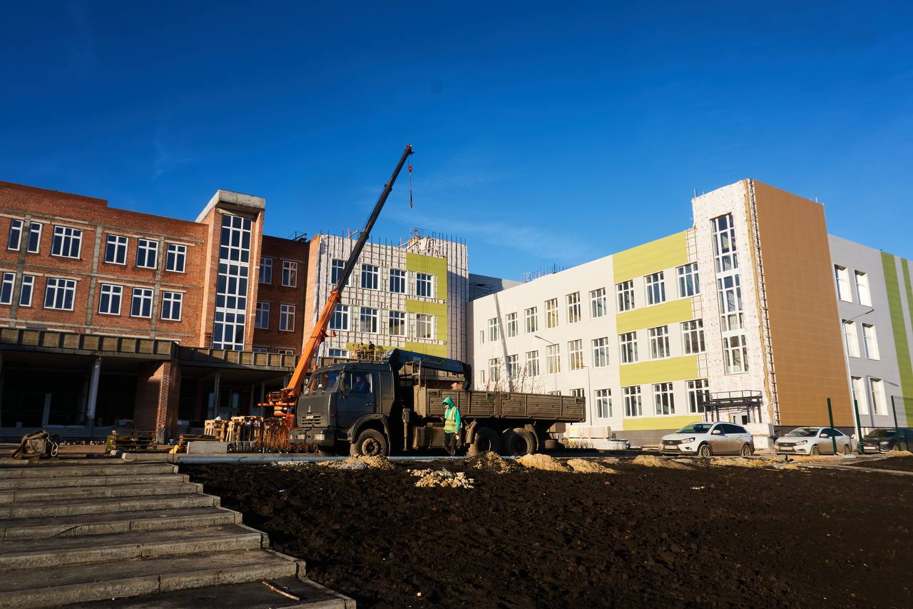 19 ноября глава города Сергей Володченков в рамках рабочего визита вице-губернатора Самарской области Дмитрия Яковлева проверил ход строительных работ физкультурно-оздоровительного комплекса на улице Вавилова 19 ноября глава города Сергей Володченков в рамках рабочего визита вице-губернатора Самарской области Дмитрия Яковлева проверил ход строительных работ физкультурно-оздоровительного комплекса на улице Вавилова