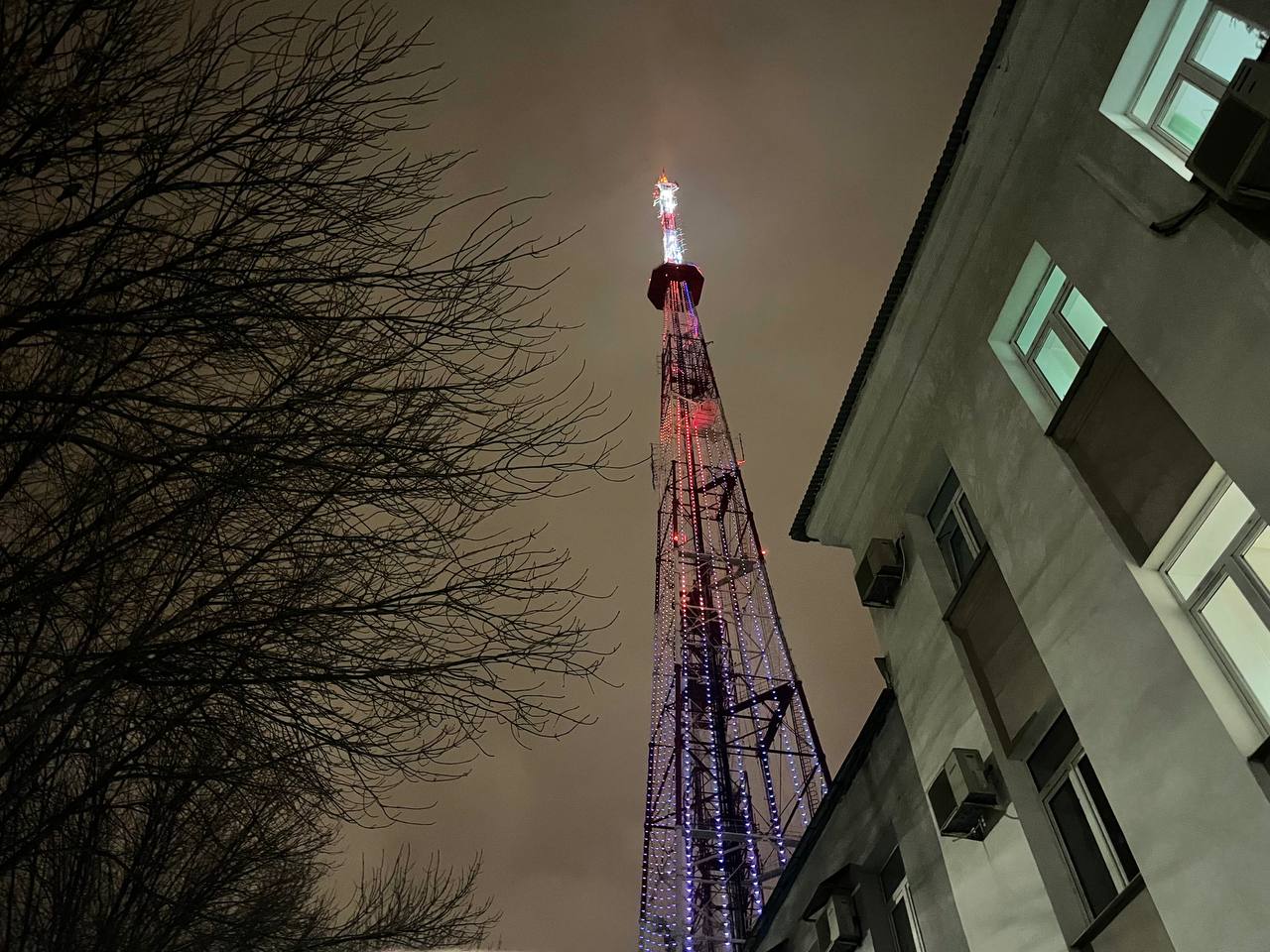 Завершается рабочая неделя — впереди выходные, и огни самарской телебашни озаряют дорогу к ним