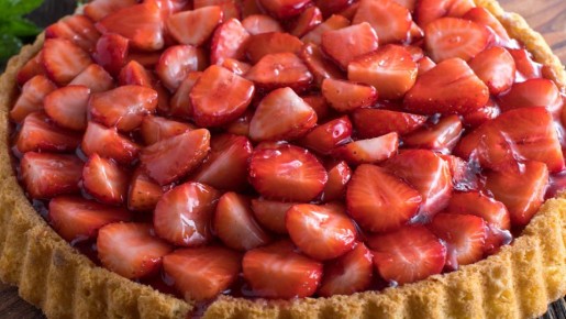 Простейший десерт со свежей клубникой: можно ставить на стол хоть каждый день