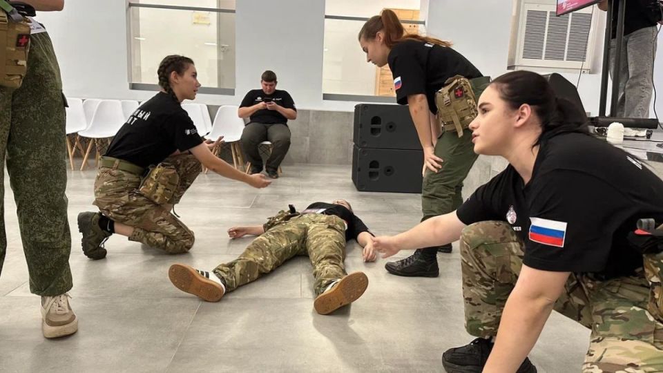 Самарские волонтёры освоили первую помощь на спецкурсе и теперь будут учить других