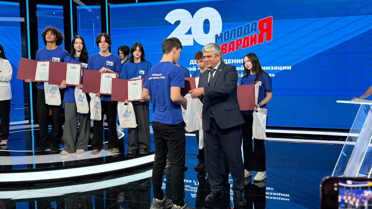 Сергей Рязанов, председатель Комитета «Самара - 450», председатель Думы г.о. Самара, вручил ребятам благодарственные письма