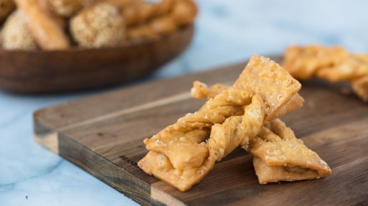 Родом из детства: как испечь тот самый хрустящий хворост